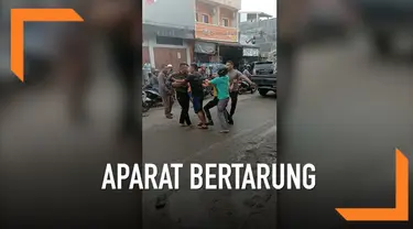 Akibat senggolan di jalan, seorang anggota TNI nekat bertarung melawan dua polisi di  Gunung Sitoli, Sumatera Utara.