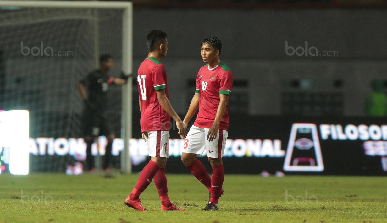 M.Arfan (kanan) melakukan komunikasi dengan rekannya Saddil Ramdani saat melawan Suriah U-23 pada laga persahabatan di Stadion Wibawa Mukti, Bekasi, Rabu (16/11/2017). Indonesia kalah 2-3. (Bola.com/NIcklas Hanoatubun)