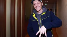 Gelandang Jerman, Mesut Ozil tersenyum saat kedatangannya di Bandara Ataturk di Istanbul (18/1/2021). Ozil akhirnya meninggalkan Arsenal dan bergabung dengan klub asal Turki, Fenerbahce. (AFP/Fenerbahce.Org)