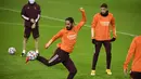 Gelandang Real Madrid, Isco mengontrol bola saat mengikuti latihan tim di Borussia-Park, Jerman (26/10/2020). Real Madrid akan bertanding melawan Borussia Moenchengladbach pada grup B Liga Champions. (AFP/Ina Fassbender)