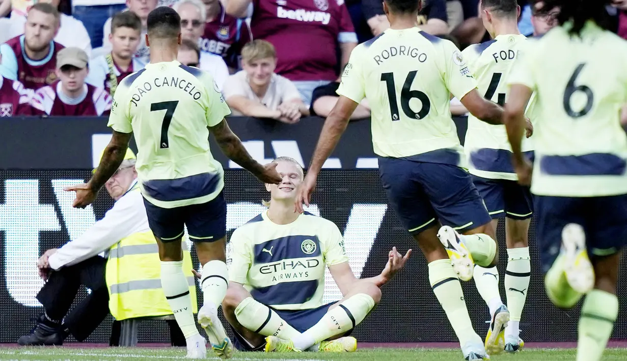 Erling Haaland membayar tunai kepercayaan pelatih Manchester City Pep Guardiola saat menjadi starter di laga perdana Premier League melawan West Ham United. (AP/Frank Augstein)