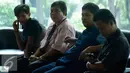 Pengacara Yusliawan (kiri) bersama dengan Erwansyah Siregar dan Mulyadi korban kasus dugaan penganiayaan yang dilakukan Novel berada di dalam gedung KPK, Jakarta, Jumat (12/2). (Liputan6.com/Helmi Afandi)