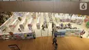 Pengunjung melintas di AEON MALL Tanjung Barat, Jakarta (20/05/2022). AEON MALL Tanjung Barat mendorong langkah 6R, yaitu Rethink, Reduce, Reuse, Recycle, Repair, dan Returnable yang bertujuan untuk mewujudkan masyarakat daur ulang berupa 100% kaleng, botol kaca, dan botol plastik yang dibuang di dalam gedung mall. (Liputan6.com/Fery Pradolo)