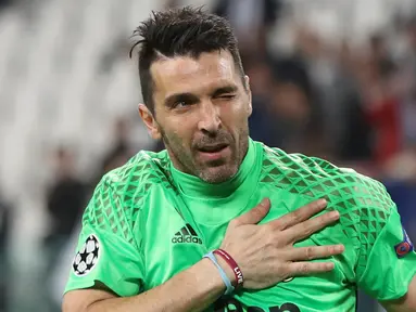 Gianluigi Buffon resmi memilih Parma sebagai klub baru untuknya musim depan. Sang Superman diikat kontrak selama dua musim yang berarti ia akan terus bermain hingga usia 45 tahun. (AFP/Valery Hache)