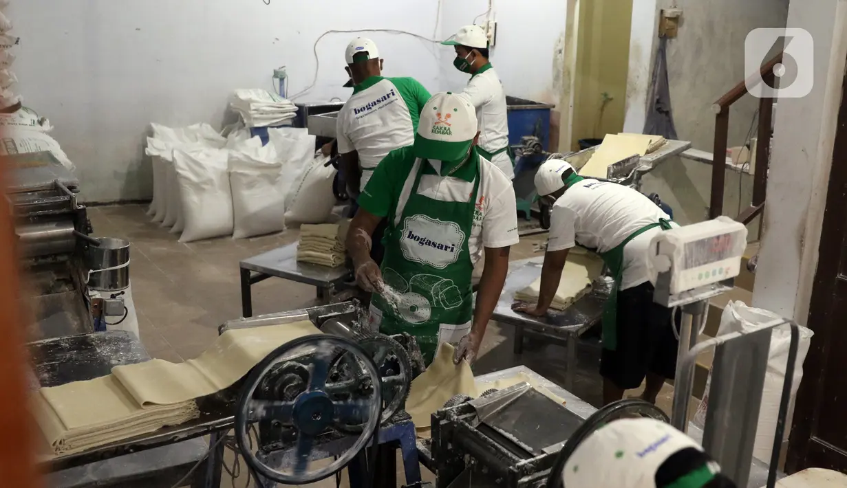 Pekerja membuat Mi Karya Abadi di industri rumahan, Ciledug, Tangerang, Minggu (6/9/2020). Dalam satu hari, pabrik milik Samino ini bisa memproduksi hingga 1,5 ton mi, namun saat pandemi seperti sekarang hanya memproduksi 1 ton saja. (Liputan6.com/Angga Yuniar)