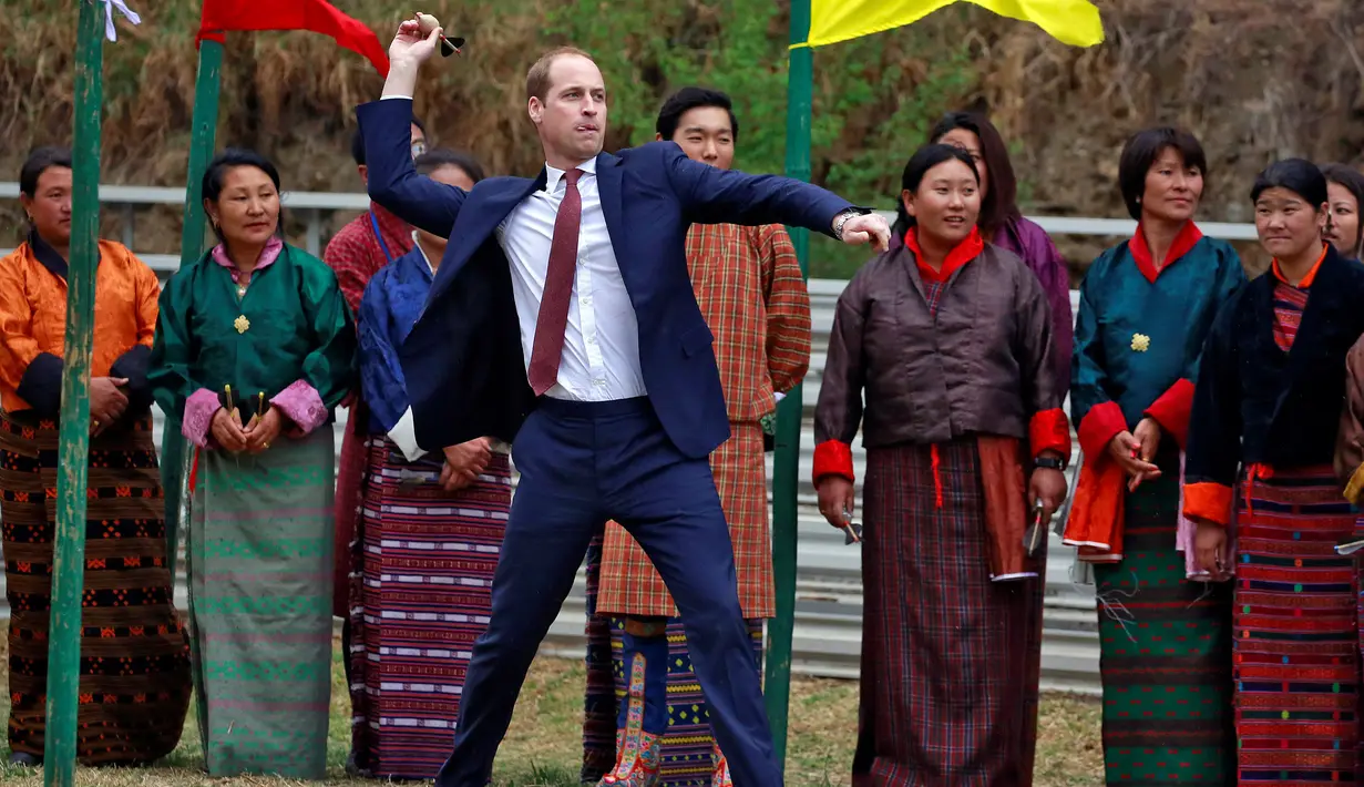 Pangeran William, Duke of Cambridge ikut mencoba permainan panah Khuru di Changlimithang Archery Ground Thimphu , Bhutan , 14 April 2016. (REUTERS / Cathal McNaughton)