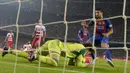 Striker Barcelona, Luis Suarez, berusaha membobol gawang Granada pada laga La Liga di Stadion Nou Camp, Spanyol, Sabtu (29/10/2016). Sayang dalam laga itu Suarez gagal mencetak gol. (AFP/Lluis Gene)
