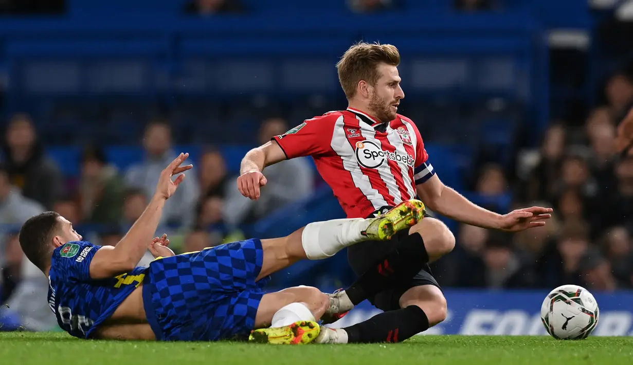 Southampton balas mengancam gawang Chelsea pada menit ke-32. Sambaran Stuart Armstrong (kanan) usai meneruskan umpan Kyle Walker-Peters masih mampu diblok Mateo Kovacic yang kemudian dihalau kiper, Kepa Arrizabalaga. (AFP/Glyn Kirk)