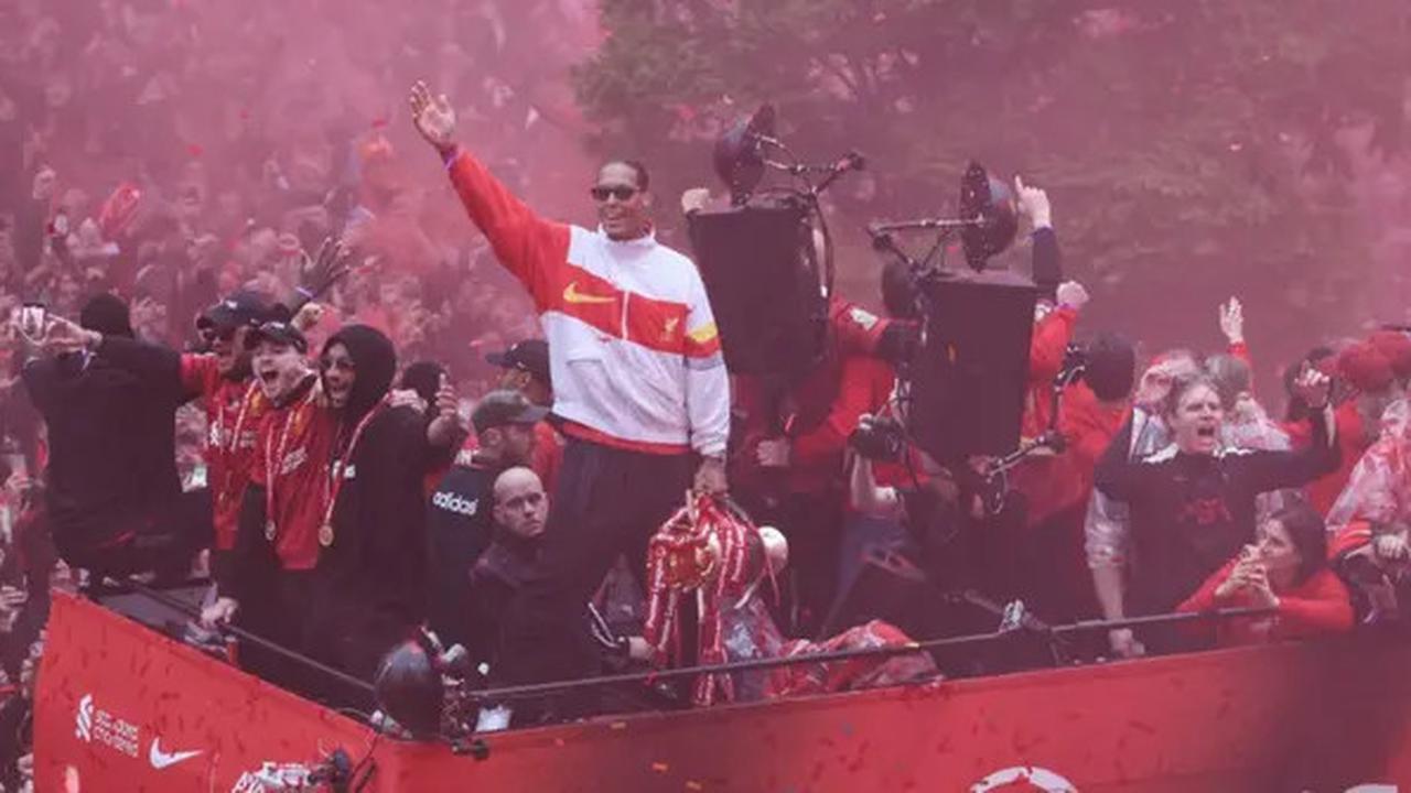 Virgil van Dijk Pakai Jam Tangan Langka saat Parade Liverpool, Harganya Bikin Melongo