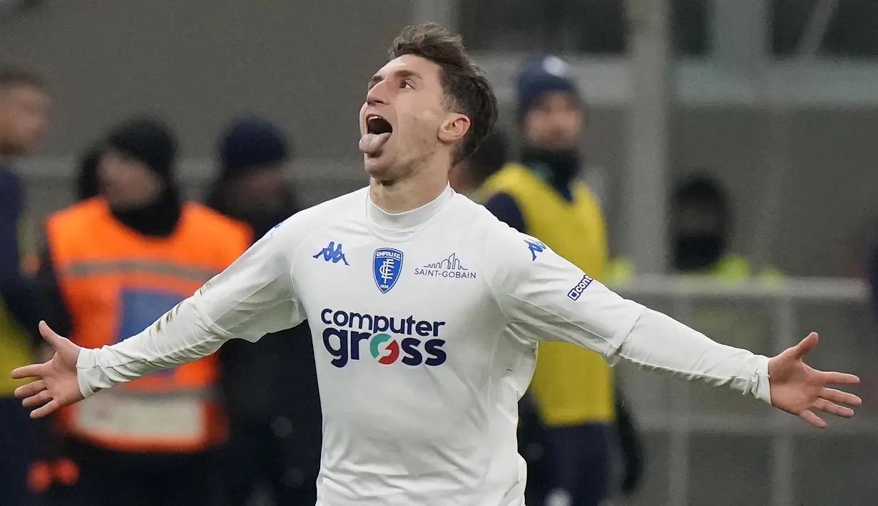 Pemain Empoli, Tommaso Baldanzi, melakukan selebrasi usai mencetak gol ke gawang Inter Milan pada laga Liga Italia di Stadion Giuseppe Meazza, Milan (23/1/2023). I Nerazzurri dipaksa menyerah oleh gol semata wayang yang dicetak Tommaso Baldanzi. (AP Photo/Luca Bruno)