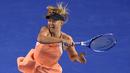 Petenis putri asal Rusia, Maria Sharapova mengembalikan bola pukulan lawannya asal Belarusia Aliaksandra Sasnovich pada pertandingan babak kedua Australia Terbuka di Melbourne, Australia, (20/1/2016). (AFP PHOTO/GREG WOOD)