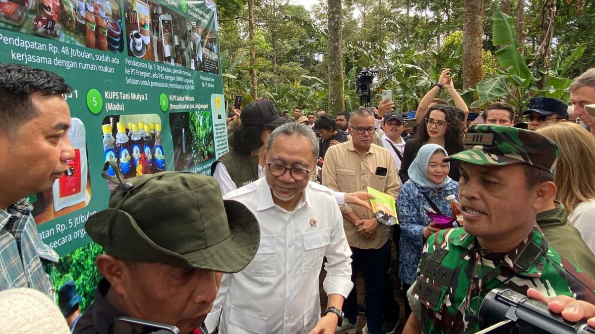 Bagikan Bibit Kopi ke Petani Hutan Sosial Lampung, Menko Zulhas Singgung Ancaman Bencana di Sumatera