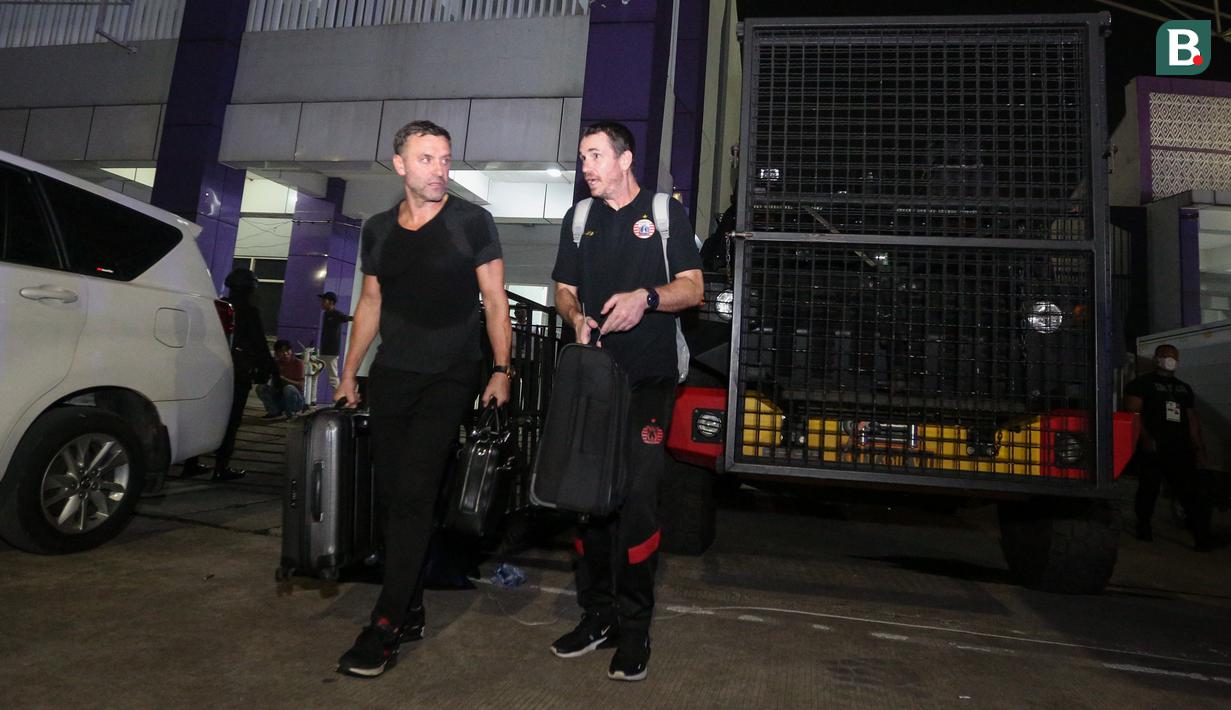 <p>Pelatih kepala Persija Jakarta, Thomas Doll (kiri) melewati kendaraan taktis yang digunakan untuk mengangkut pemain Persija Jakarta setelah laga lanjutan BRI Liga 1 2022/2023 antara Persita Tangerang melawan Persija Jakarta di Stadion Indomilk Arena, Tangerang, Selasa (28/03/2023). (Bola.com/Bagaskara Lazuardi)</p>