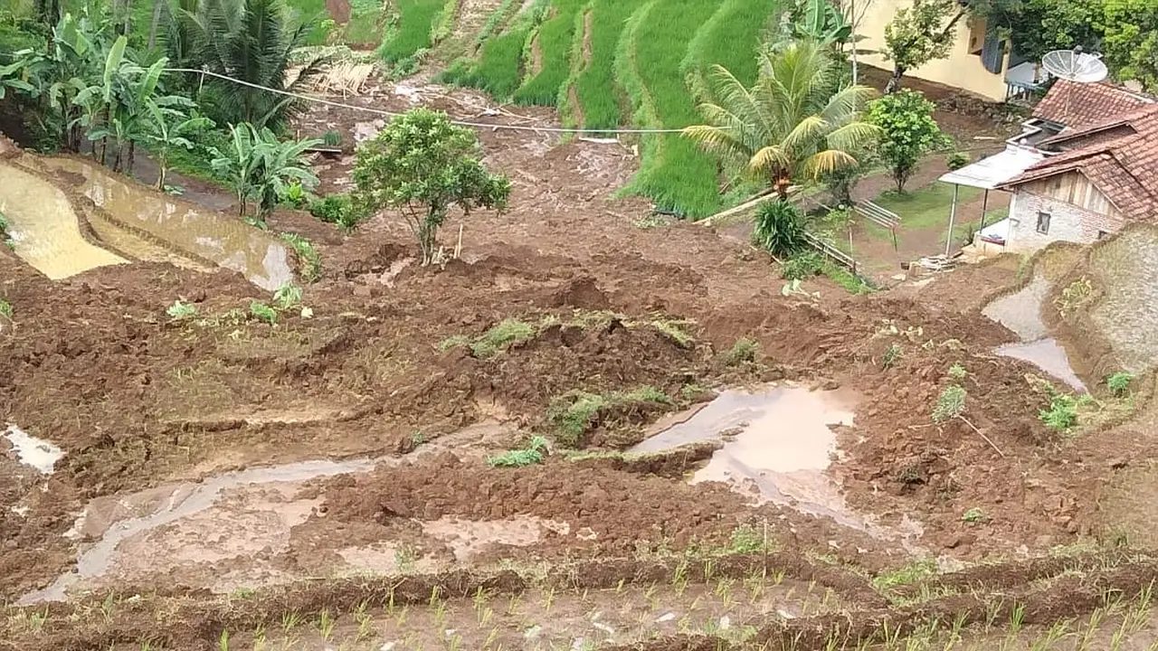 Longsor merusak gedung SD, PAUD, musala dan mengancam 16 rumah warga Sadabumi Kecamatan Majenang, Cilacap. (Foto: Liputan6.com/BPBD Cilacap/Muhamad Ridlo)