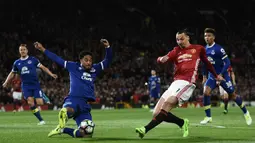 Striker Manchester United, Zlatan Ibrahimovic, berusaha melewati bek Everton, Ashley Williams. Namun serangan dari klub asuhan Jose Mourinho itu tampak kurang efektif dan hanya memiliki sedikit peluang. (AFP/Oli Scarff)