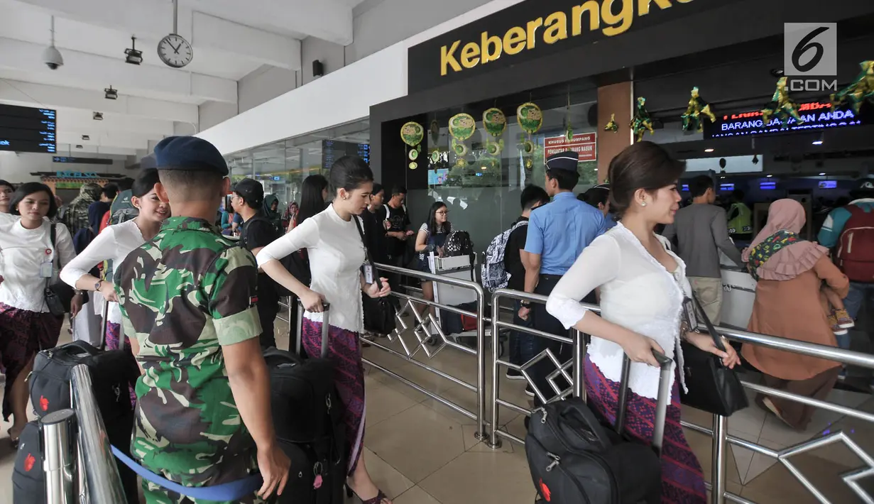 Pramugari berjalan di pintu keberangkatan Bandara Halim Perdanakusuma, Jakarta, Senin (11/6). Puncak arus mudik di Bandara Halim Perdanakusuma diprediksi akan terjadi pada H-2 Lebaran. (Liputan6.com/Iqbal S. Nugroho)