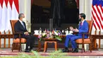 Presiden Indonesia Joko Widodo (kanan) berbincang dengan Perdana Menteri Malaysia Muhyiddin Yassin saat bertemu di Istana Merdeka, Jakarta, Jumat (5/2/2021). Baik Jokowi maupun Muhyiddin Yasin terlihat sama-sama mengenakan masker. (Agus Suparto, Indonesian President Palace via AP)