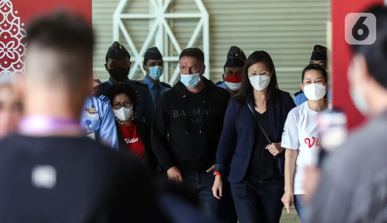 Mantan pemain sepak bola asal Inggris Michael Owen saat tiba di Bandara Soekarno Hatta, Tangerang, Banten, Selasa (20/8/2022). Ini merupakan kunjungan Owen yang kesekian kalinya ke Indonesia. (Liputan6.com/Johan Tallo)