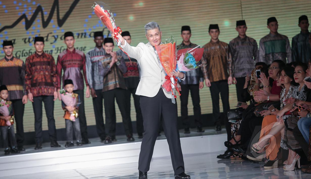 Desainer Musa Widyatmodjo saat mengikuti ajang Jakarta Fashion and Food Festival di Jakarta, Jumat (22/5/2015). Rancangan Musa Widyatmodjo bertema "Luxury Man". (Liputan6.com/Faizal Fanani)