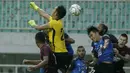 Kiper PSM Makassar, Rivky Mokodompit, menghalau bola saat melawan Home United pada laga Piala AFC 2019 di Stadion Pakansari, Jawa Barat, Selasa (30/4). PSM menang 3-2 atas Home United. (Bola.com/M Iqbal Ichsan)