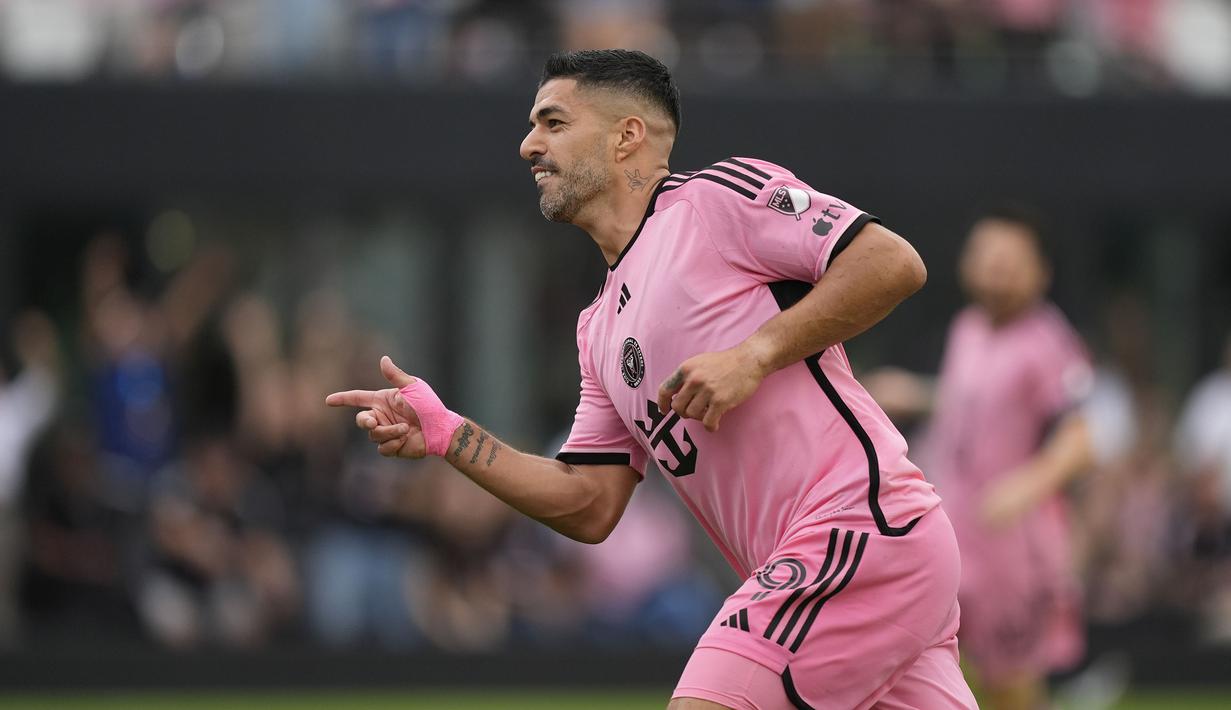 Pemain Inter Miami, Luis Suarez merayakan golnya ke gawang Orlando City pada laga lanjutan Major League Soccer (MLS) 2024 yang berlangsung di Chase Stadium, Fort Lauderdale, Florida, Minggu (03/03/2024) WIB. The Herons menang dengan skor 5-0. (AP Photo/Rebecca Blackwell)