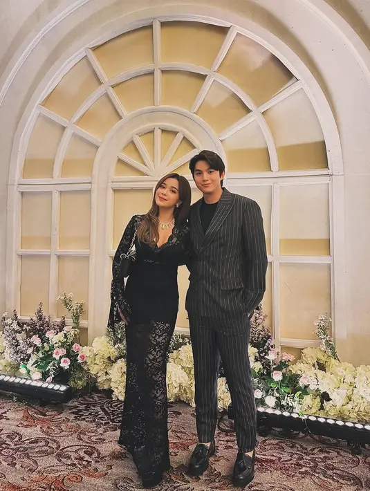 Brisia Jodie juga terlihat elegan lewat long lace dress warna hitam yang dikenakannya saat menghadiri resepsi pernikahan Nita Vior. Aksesori berlian berupa kalung dan anting menambah kesan mewah pada tampilannya. [@jonathanalden_].