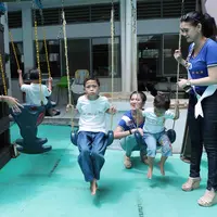 Tidak hanya mengunjungi istansi pemerintah, para finalis Puteri Indonesia 2017 juga mengunjungi anak-anak dan balita di sebuah yayasan. Bermain, mendongeng bersama anak-anak kurang mampu. (Deki Prayoga/Bintang.com)