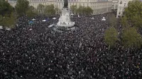 Ratusan orang berkumpul di alun-alun Republique selama demonstrasi pada hari Minggu 18 Oktober 2020 di Paris untuk mengecam aksi teror kasus pemenggalan guru. (Foto AP / Michel Euler)