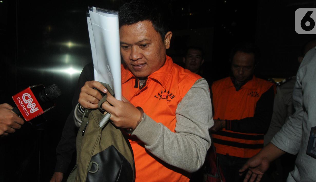 Chandra Safari dan Hendra Wijaya, pihak swasta penyuap Bupati Lampung Utara, mengenakan rompi oranye usai menjalani pemeriksaan di Gedung KPK, Jakarta, Selasa (8/10/2019). Selain Bupati Lampung Utara, lima orang lain juga turut ditetapkan sebagai tersangka. (merdeka.com/Dwi Narwoko)