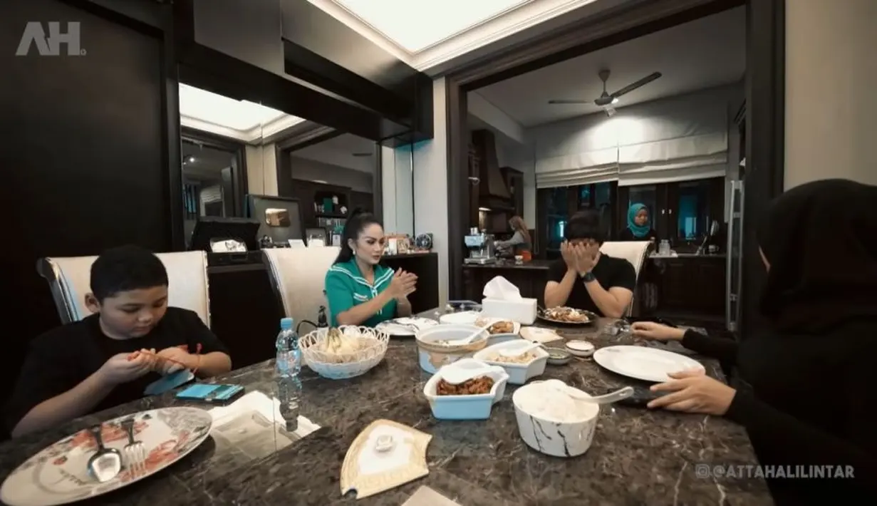 Setelah berbincang santai, Atta Halilintar terlihat memimpin doa sebelum makan. (Foto: YouTube/AH)