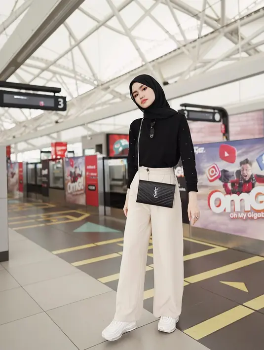 Kombinasi long sleeve top dan high waisted culotte warna putih bisa buat ilusi kaki jenjang. [Foto: IG/sashfir].