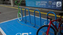 Sebuah sepeda terparkir di kawasan stasiun MRT Cipete Raya, Jakarta, Senin (14/10/2019). Pemprov DKI Jakarta bakal memberikan fasilitas parkiran sepeda di halte-halte bus Transjakarta sehingga warga bisa menaruh sepeda dan berpindah ke tranportasi umun. (Liputan6.com/Faizal Fanani)