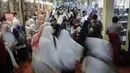 Suasana saat pengunjung melihat-lihat buku di Islamic Book Fair 2018 di JCC, Jakarta, Jumat (20/4). Ada 151 penerbit yang membawa 15 juta eksemplar buku. (Liputan6.com/Faizal Fanani)