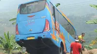 Upaya evakuasi bangkai bus maut Jakarta Wisata Transport yang masuk jurang di jalur alternatif Cikidang, Sukabumi, Jawa Barat, Minggu (9/9). Kecelakaan bus yang menewaskan 21 orang itu diduga karena bus yang tak laik jalan.  (Merdeka.com/Arie Basuki)