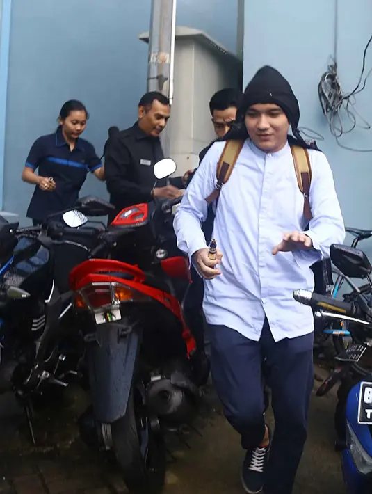 Usai menjadi bintang tamu dalam acara salah satu stasiun televisi, Egi Jon membantah kalau dirinya diputusin oleh Marshanda. Egi juga menjelaskan, kemarahannya bukan lantaran diputus cintanya oleh Caca. (Nurwahyunan/Bintang.com)