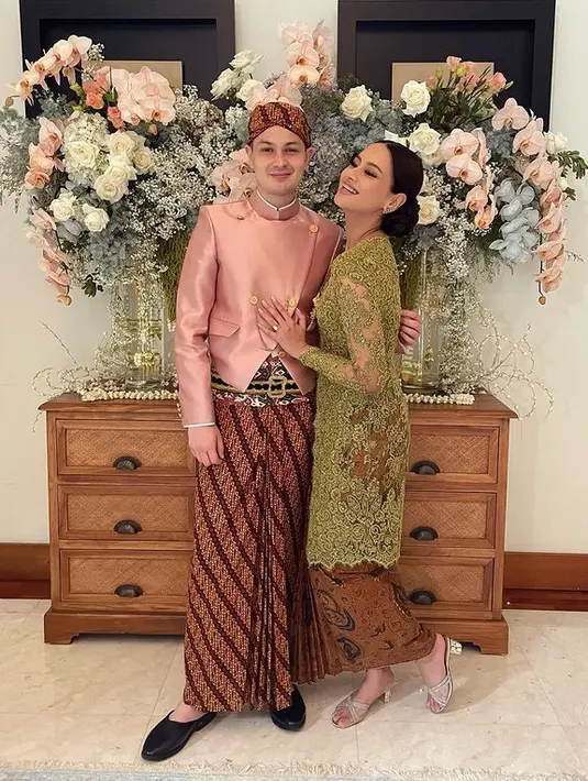 Bersanding di sebelah sang kekasih yang mengenakan beskap pink, pasangan ini tampil cukup kontras namun tetap serasi. (instagram/akhairunnisa)
