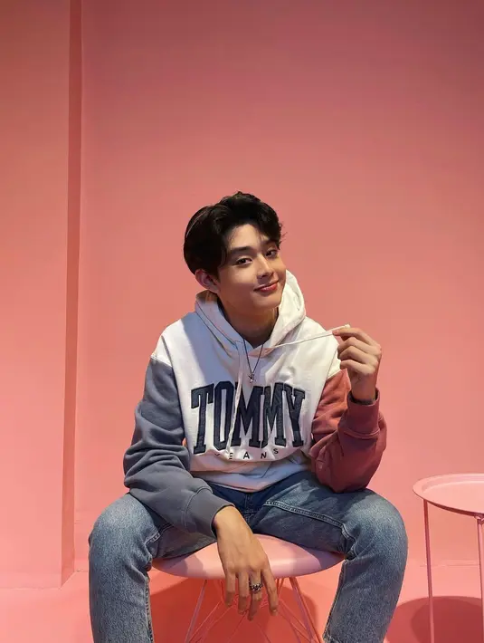 Sweater menjadi salah satu outfit yang menjadi favorit Gabriel Prince. Dirasa lebih nyaman, ia memadukan sweater dengan celana jeans. (instagram/phrrince)