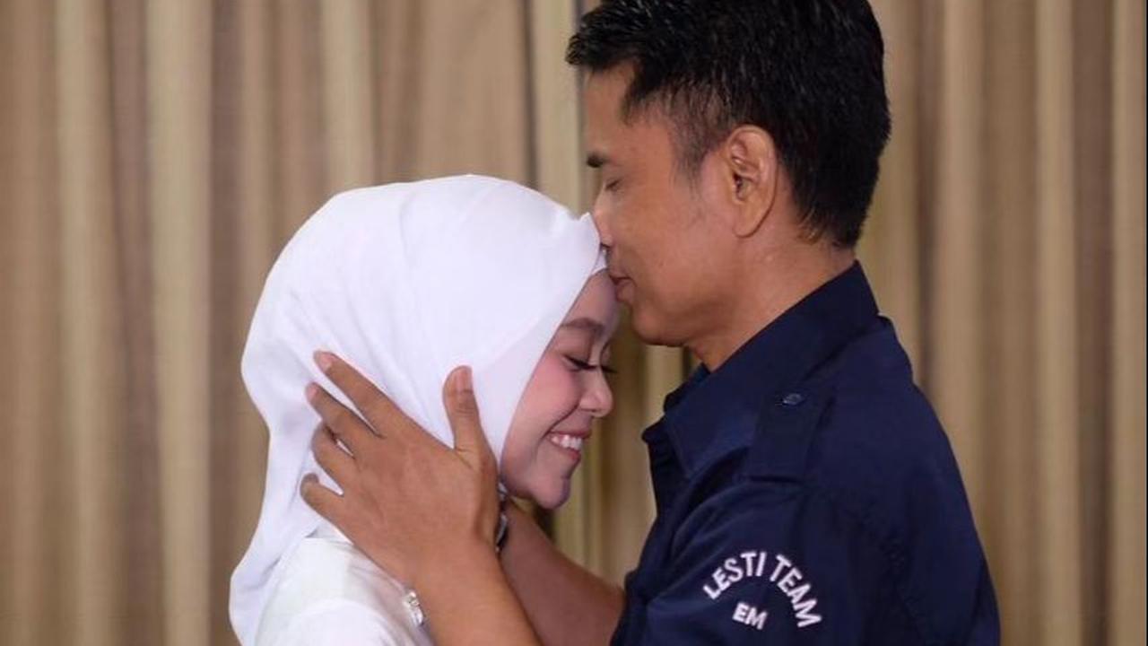 Ayah Lesti Kejora, Endang Mulyana mengunggah foto kebersamaan dengan sang anak. Endang Mulyana mengucapkan selamat ulang tahun.
