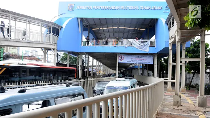 Mulai Hari Ini, Pejalan Kaki Dilarang Lewati Bawah Skybridge Tanah Abang