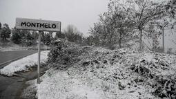 Salju menutupi tanda penunjuk jalan saat hujan salju di Sirkuit de Catalunya di Montmelo di pinggiran kota Barcelona (28/2). Sirkuit ini akan digunakan untuk musim pertama tes Formula 1 Grand Prix. (AFP Photo/Josep Lago)