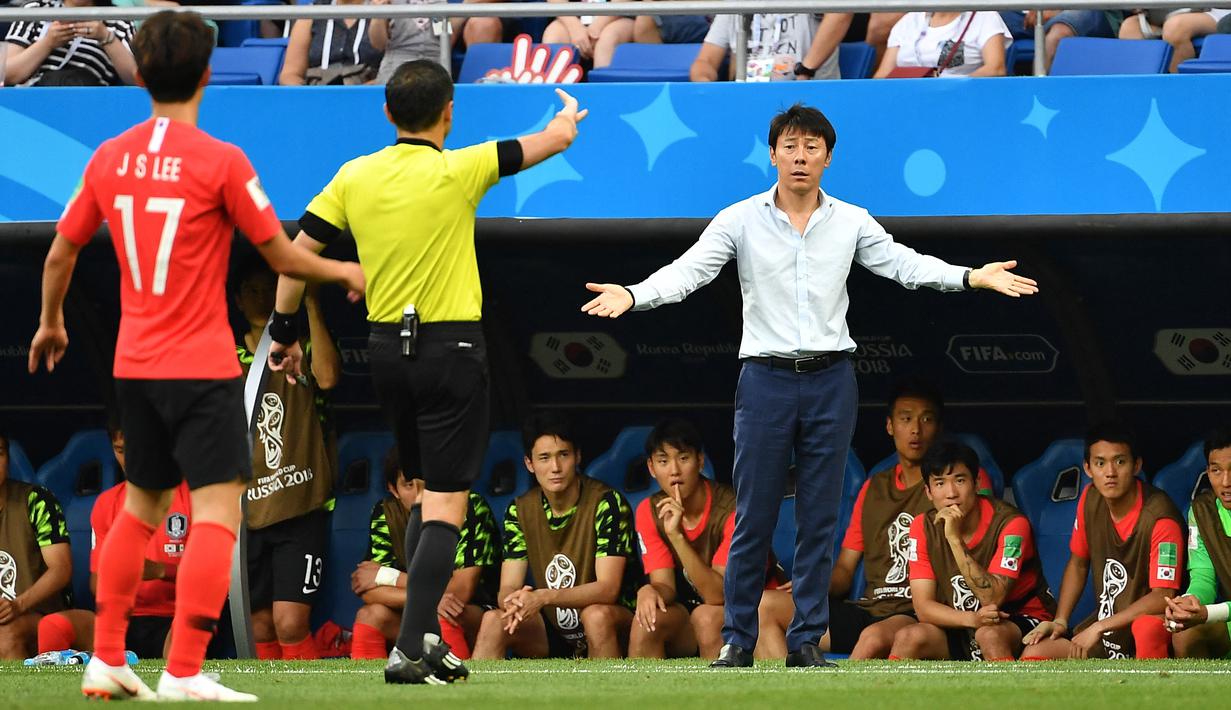 Pelatih Timnas Indonesia, Shin Tae-yong (kanan) pernah sukses membawa Korea Selatan mengalahkan Timnas Jerman di kancah Piala Dunia 2018. Sejak bergabung dengan Timnas Indonesia sejak akhir Desember 2019, STY belum pernah satu kalipun mempersembahkan gelar juara bagi Indonesia. Di ajang Piala Dunia 2023, STY bersama Timnas Indonesia berambisi untuk menunjukkan diri dengan target lolos dari grup D yang dihuni oleh Jepang, Irak, dan Vietnam. (AFP/Joe Klamar)