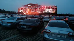 Sejumlah kendaraan diparkir selama konser drive-in Stage X di sebuah tempat parkir di Goyang, Korea Selatan pada 23 Mei 2020. Tujuan konser ini untuk memberikan hiburan bagi warga Korea Selatan yang mendambakan acara-acara musik yang ditangguhkan selama pandemi Covid-19. (AP Photo/Ahn Young-joo)