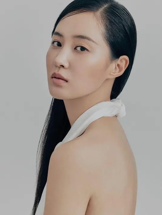 Yuri SNSD selain memiliki tubuh bak jam pasir, ia juga memiliki bentuk wajah yang tajam. Hal inilah yang membuatnya disebut sebagai handsome girl. (Instagram/yulyulk).