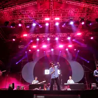 Penampilan Juicy Luicy di panggung Social Chic 2024, Minggu (4/8). [Foto: Adrian Putra/Fimela]