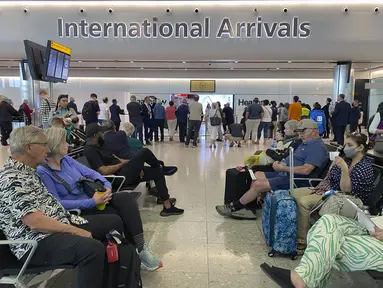 Penumpang tiba di Bandara Heathrow, di London, Sabtu, 27 Mei 2023. Penumpang yang terbang ke Inggris menghadapi penundaan pemeriksaan paspor karena gerbang elektronik atau e-gate tidak berfungsi. (AP Photo/Kin Cheung)