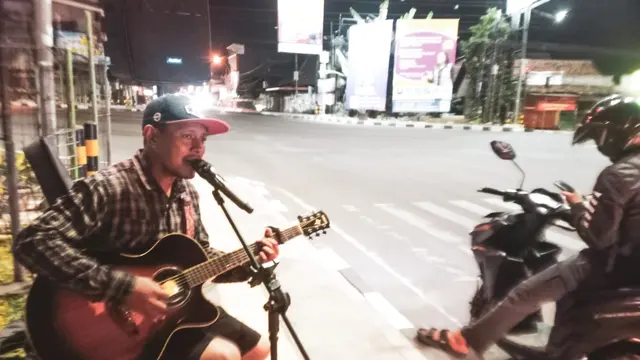 Iwan alias Iwe (31), musisi jalanan.