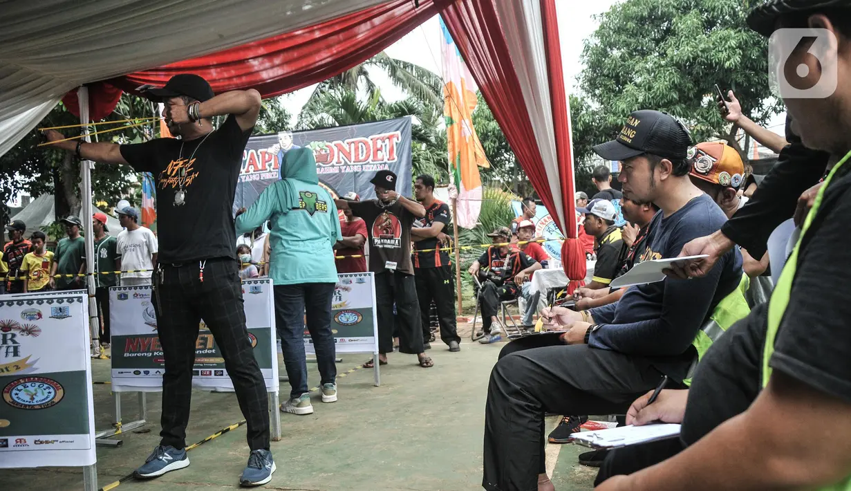 Sejumlah juri saat menyaksikan peserta lomba katapel saat Gebyar Budaya Nganten Temat II di RPTRA Dahlia, Kramat Jati, Jakarta Timur, Minggu (26/6/2022). Lomba katapel itu dalam rangka memeriahkan Gebyar Budaya Nganten Temat yang merupakan rangkaian dari perayaan HUT ke-495 DKI Jakarta. (merdeka.com/Iqbal S Nugroho)