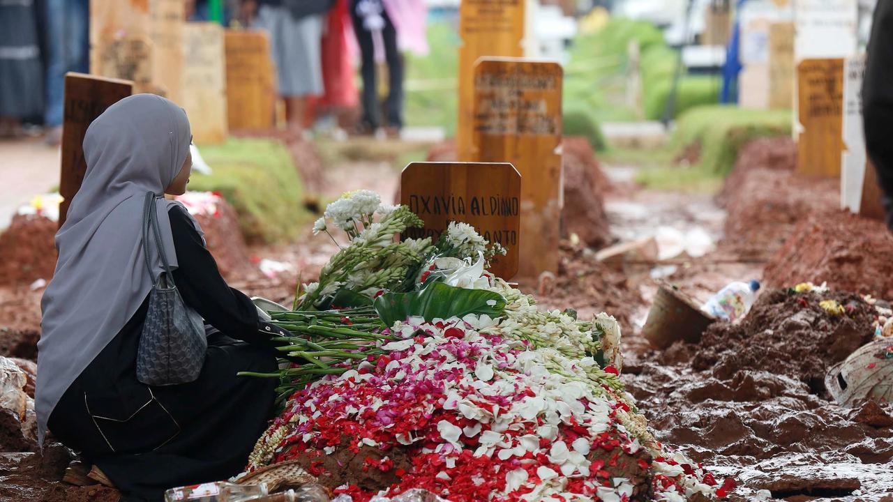 FOTO: Hujan Iringi Pemakaman Vidi Aldiano