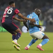 Yerry Mina (Cagliari, kiri) dan Romelu Lukaku (Napoli, kanan) berduel memperebutkan bola di laga Serie A antara Napoli dan Cagliari di Stadio Diego Armando Maradona, Naples, Italia, Jumat, 23 Mei 2025. (AP Photo/Gregorio Borgia)