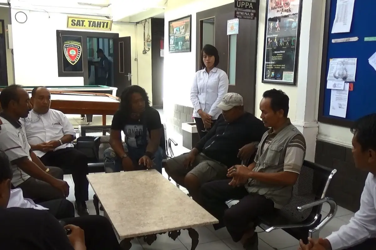 Pencabul Siswi MTs Tak Kunjung Ditangkap, Warga Geruduk Mapolres